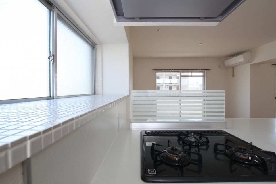 出窓は、雪華風のモザイクタイル。