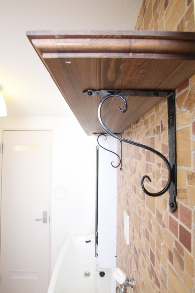 高さ185㌢の位置に木製棚、S字の金具がGOOD。