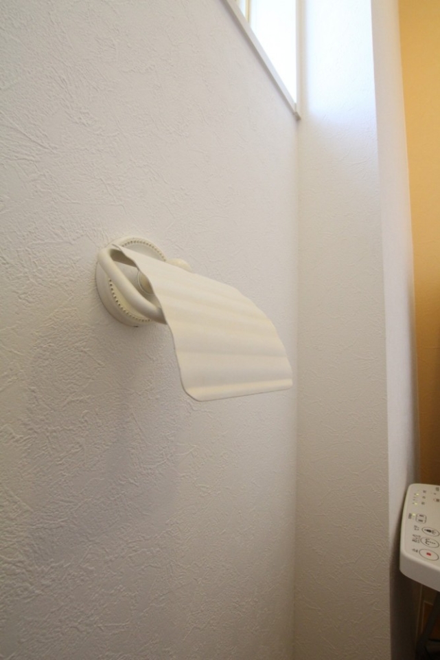 貝殻風のペーパーホルダーはトイレ内に。