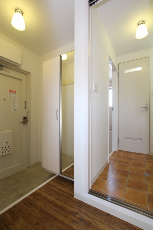 大型シューズBOXのついた玄関。その脇には...。