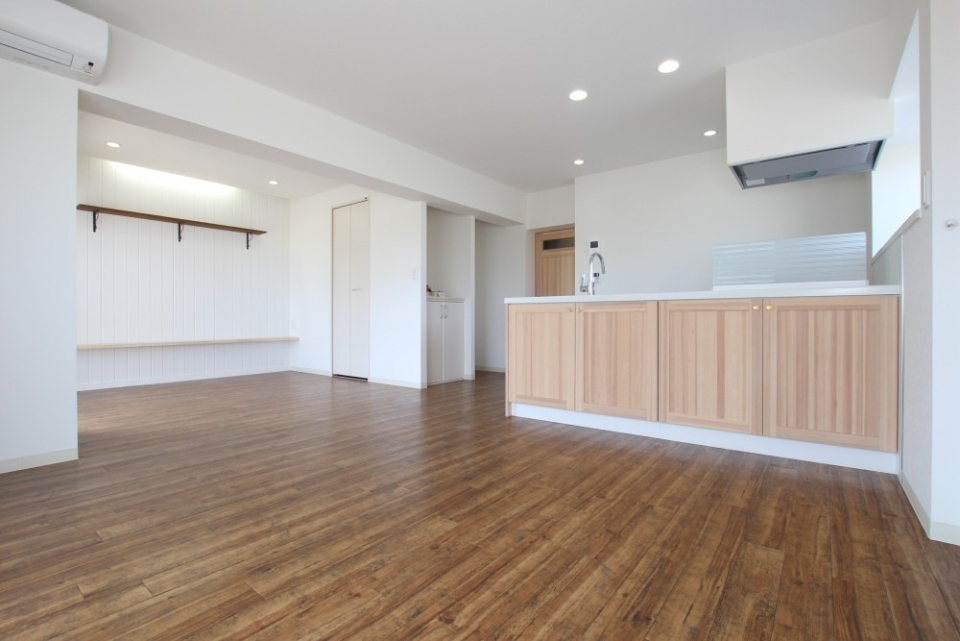 LDKは２種類の色合いの木材が。