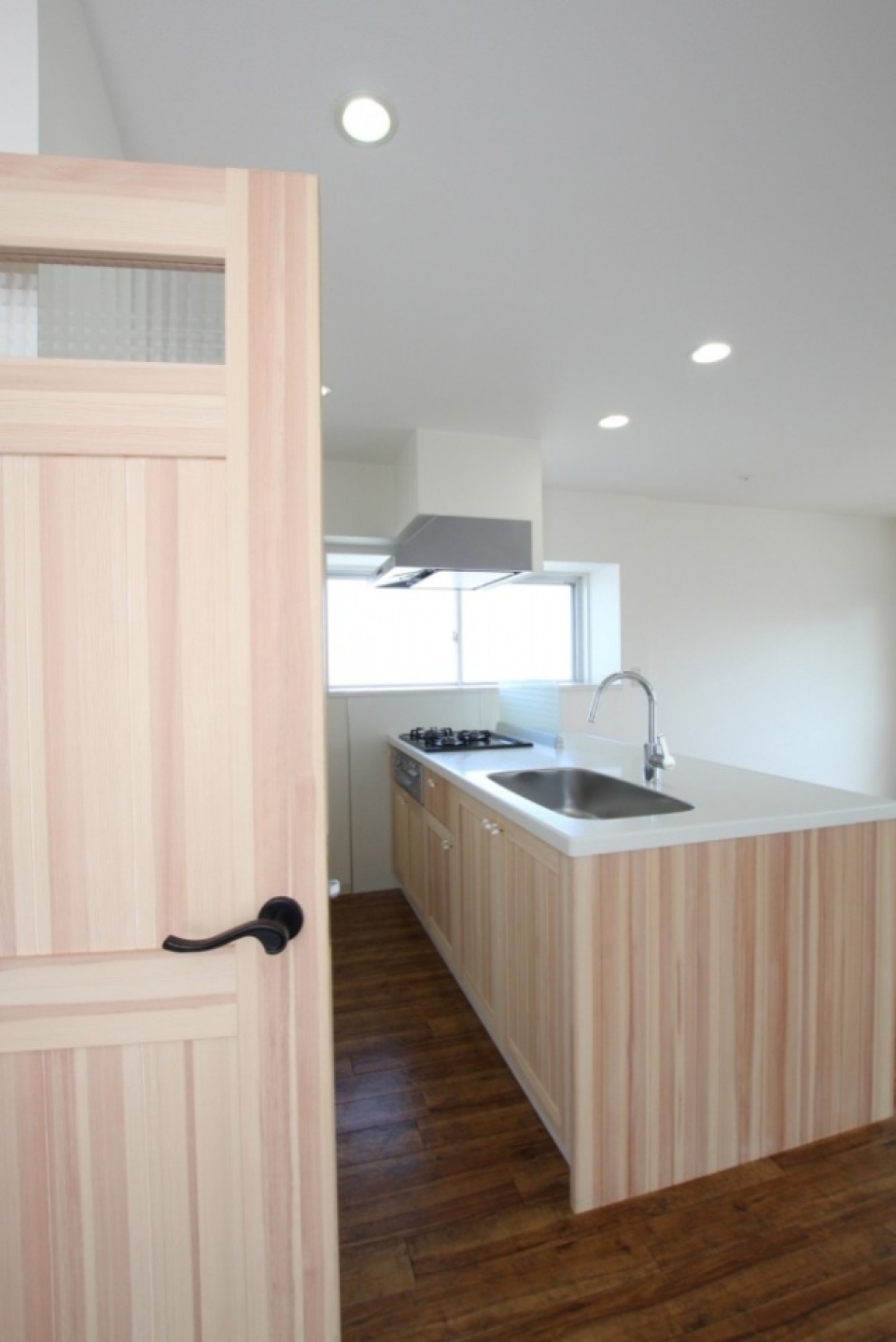 キッチンはリビング入口のドアとお揃い。