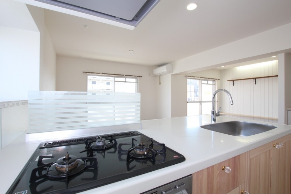 グリル付き3口コンロのシステムキッチン。