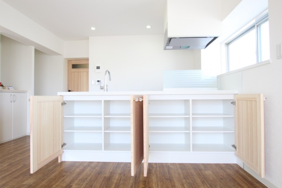 キッチン前面は収納棚になっています。