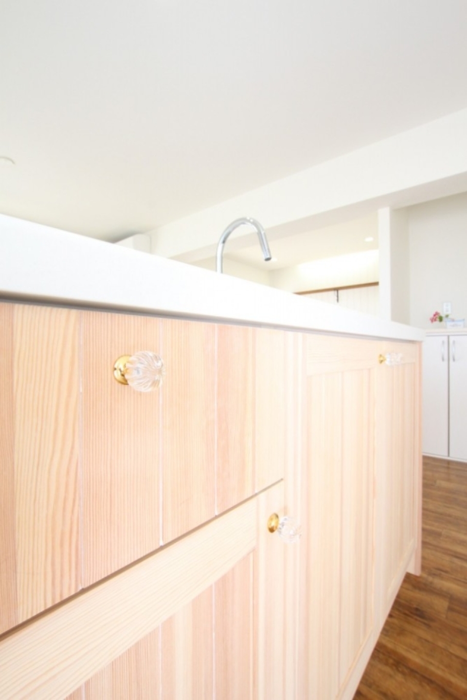 キッチン収納棚の取っ手、クリスタル。