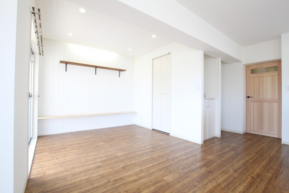 リビングスペースは天井スッキリのダウンライト。