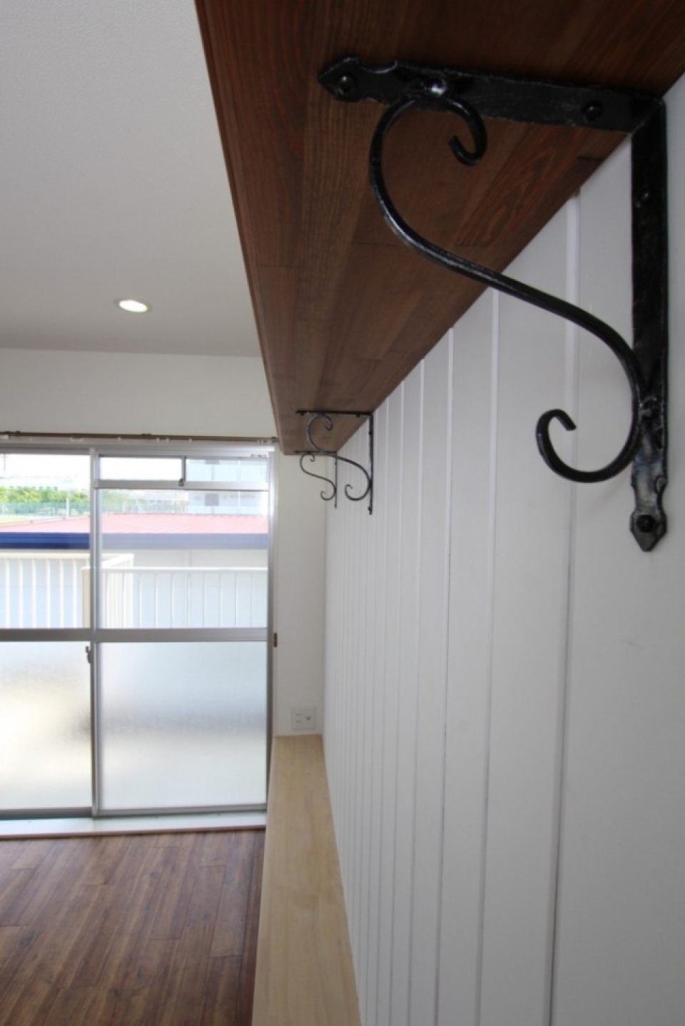 高さ40㌢・175㌢の位置には木製棚が付けられております。