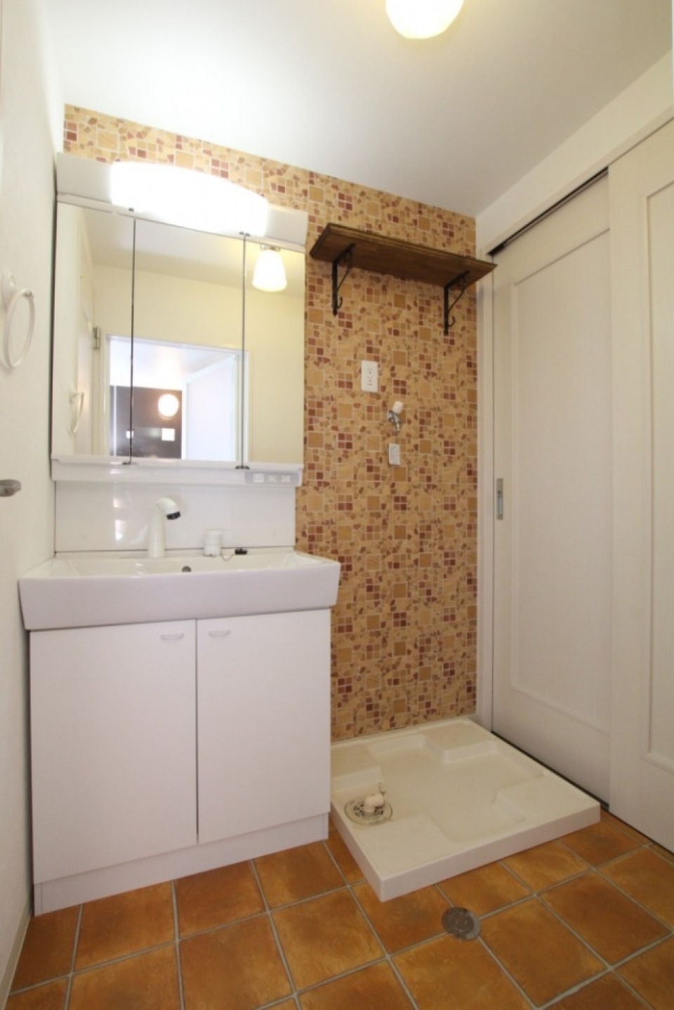 大型鏡面の付いたシャンプードレッサー。