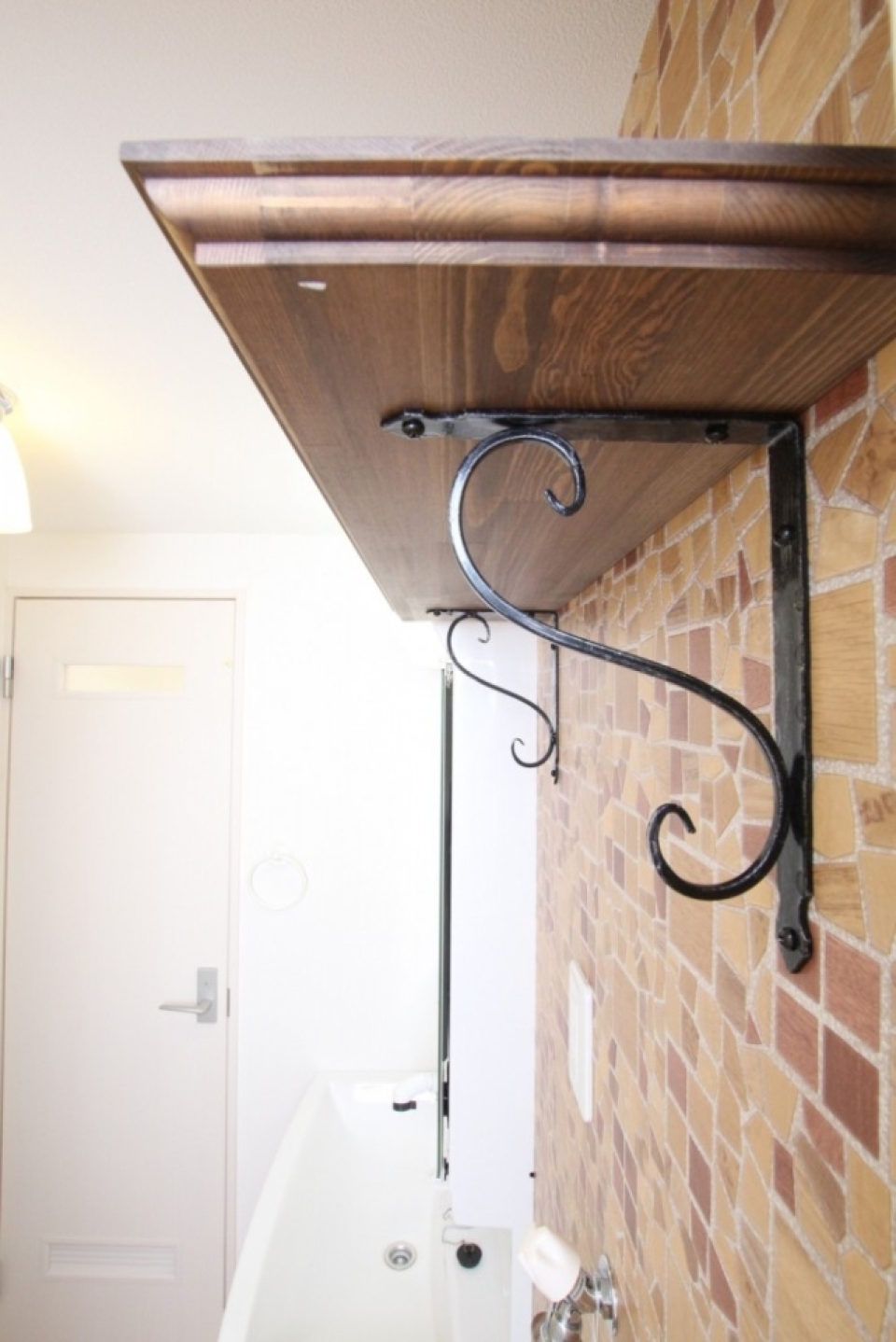 高さ185㌢の位置に木製棚、S字の金具がGOOD。