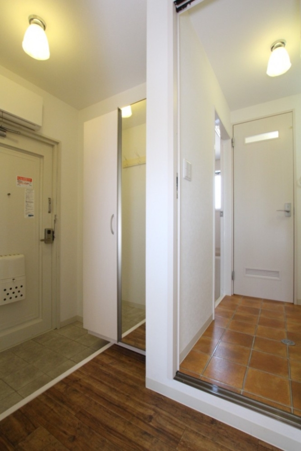 大型シューズBOXのついた玄関。その脇には...。