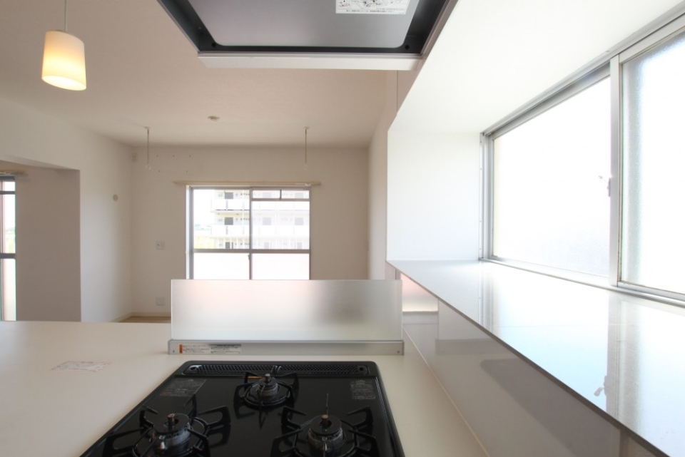 角部屋の特権、＋&alpha;の窓が部屋に光を取り入る。