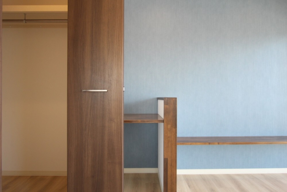 パソコンデスク、テレビ置場に便利なローボードが設置済み。