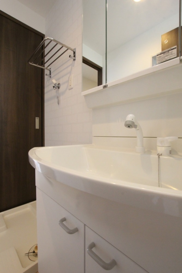 忙しい朝に便利な三面鏡シャンプードレッサー。