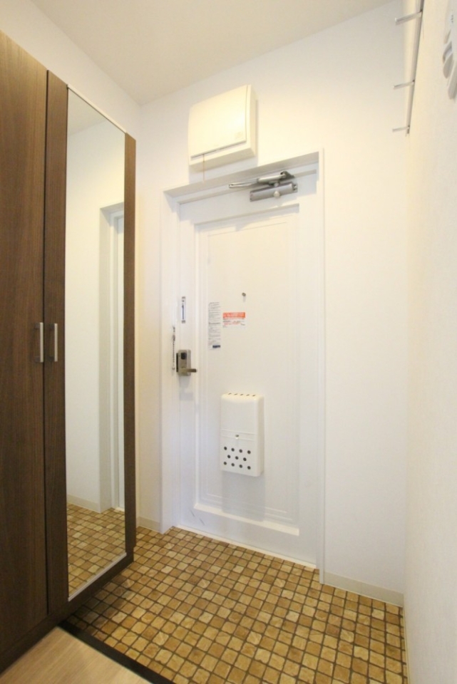 玄関の大型シューズBOXには姿見も付いている。