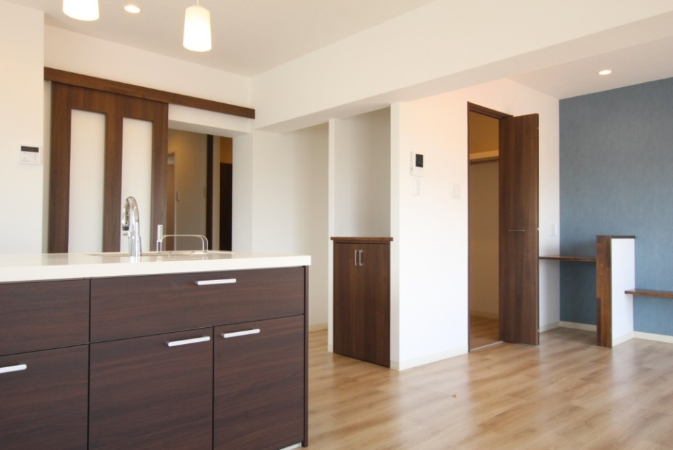 キッチン対面側も収納庫になって収納力アップ。