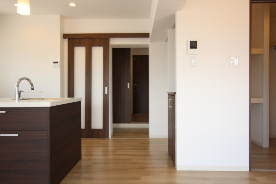 モダン空間にブラックカラーの家具がマッチする。