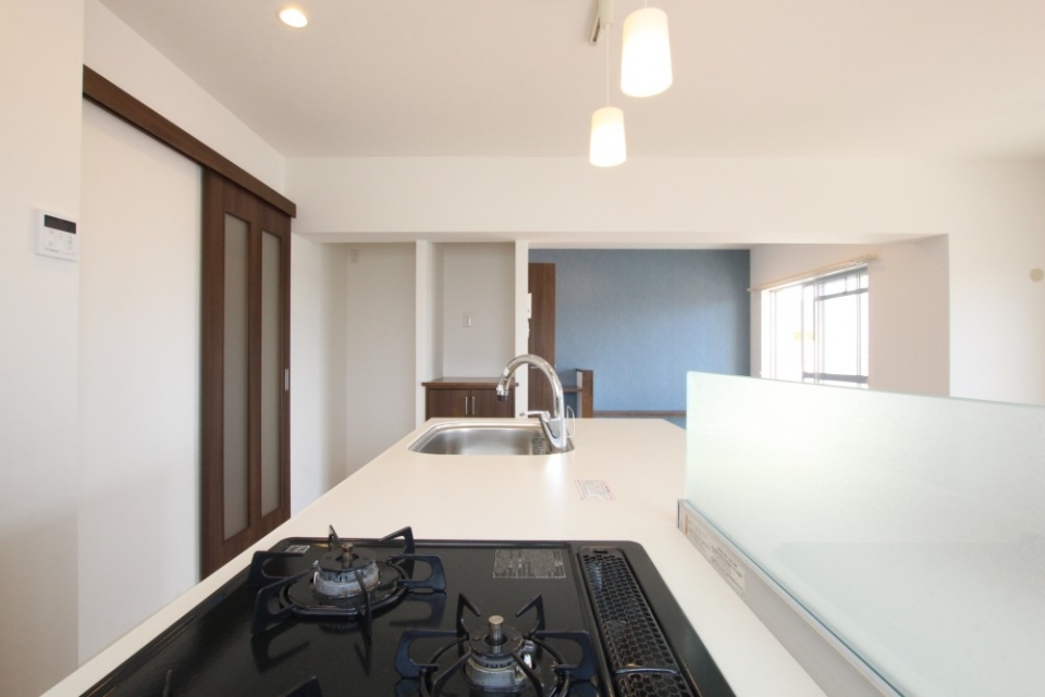 キッチンは3口コンロとグリルの付いたシステムキッチン。