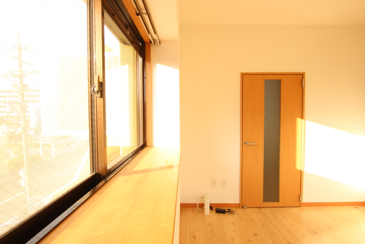 角部屋の特権、＋&alpha;の窓が部屋に光を取り入れる。