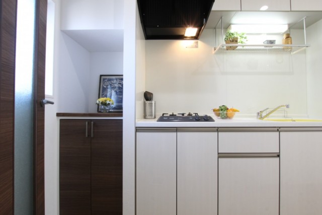 何入れよう？キッチン脇の収納空間に。