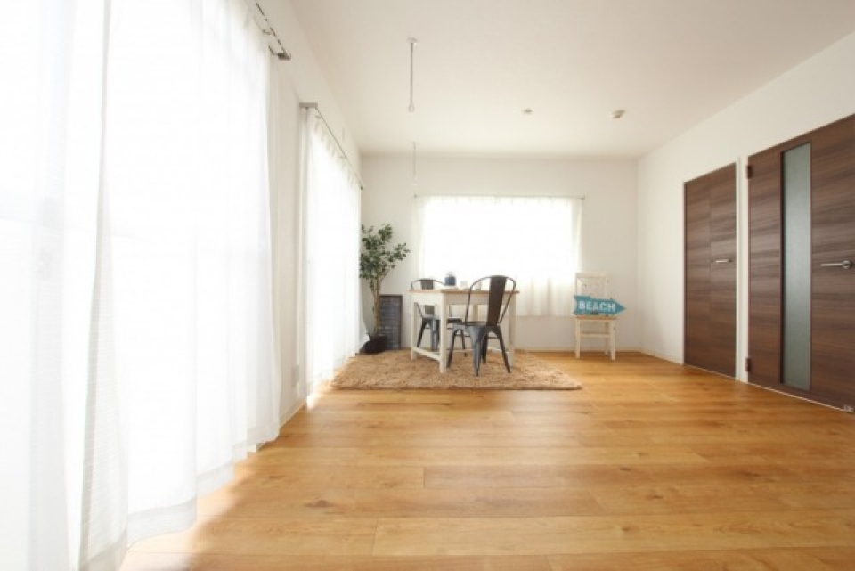 計3ヶ所の窓からまばゆい太陽の陽が入り込む。