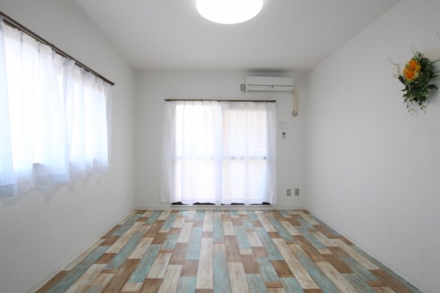 床のデザインが白い室内にバッチリマッチング。