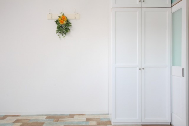 白壁に白収納。