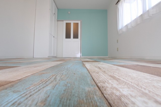 使い古された床材の様な...。