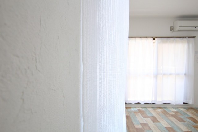 昼間の採光はこの2ヶ所の窓から。