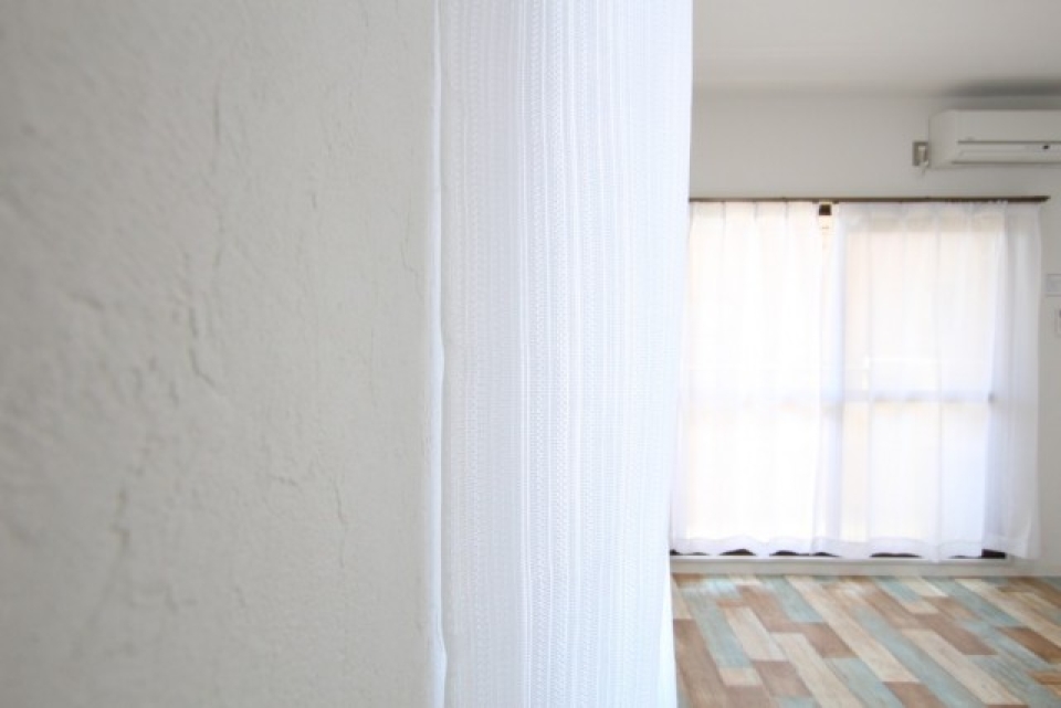 昼間の採光はこの2ヶ所の窓から。