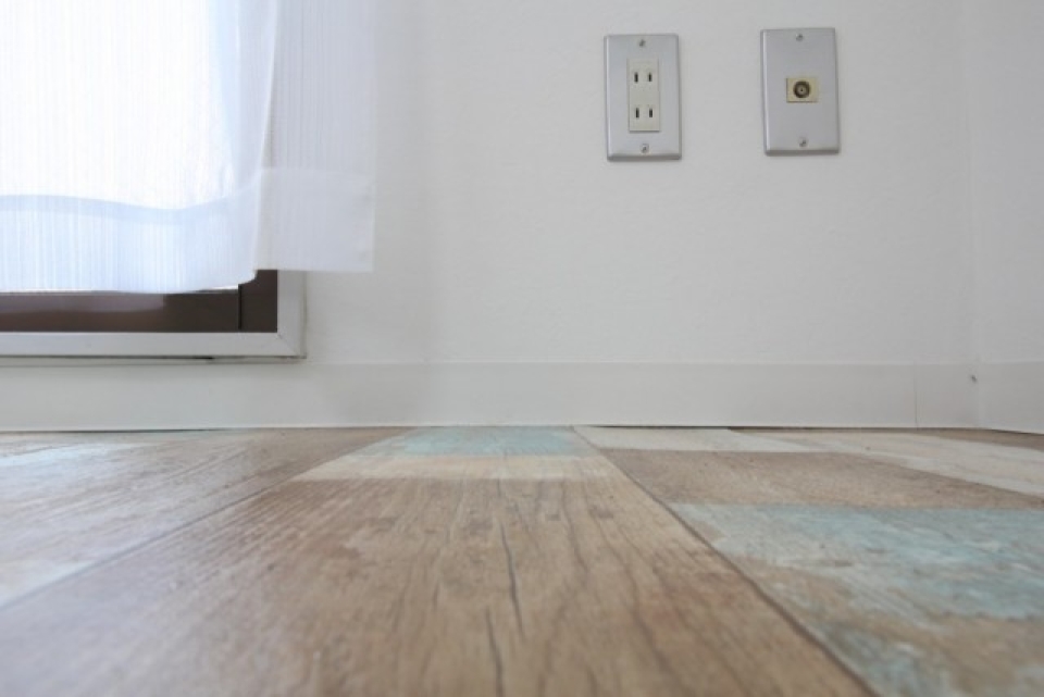 コンセントカバーはシルバー製に。