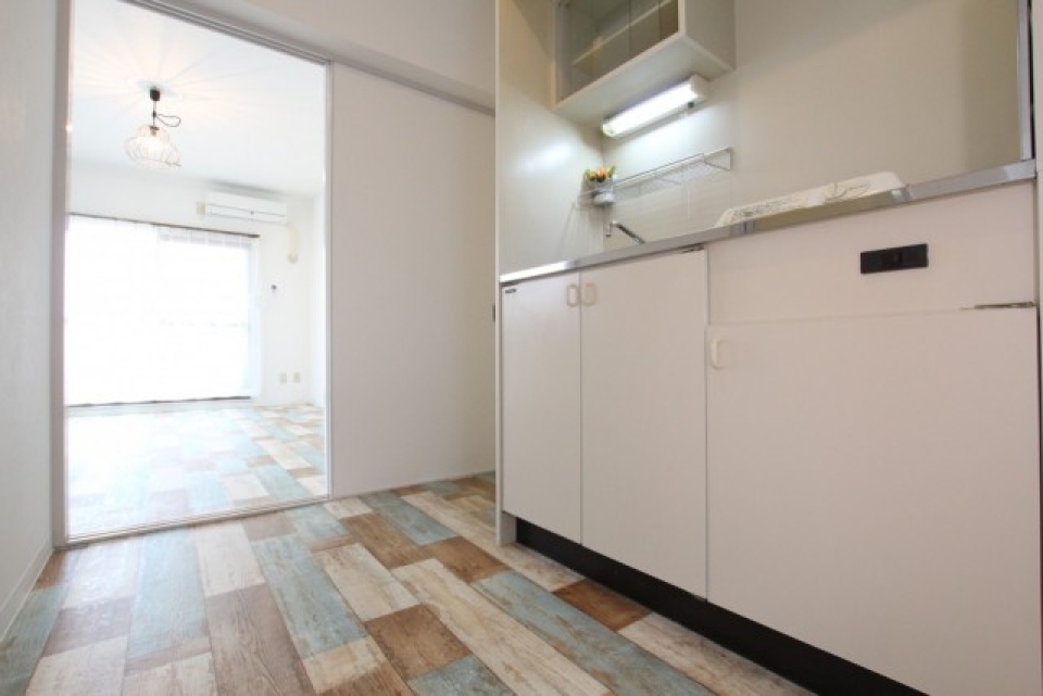 玄関から眺めるお部屋（室内照明は前回募集時のモノ）