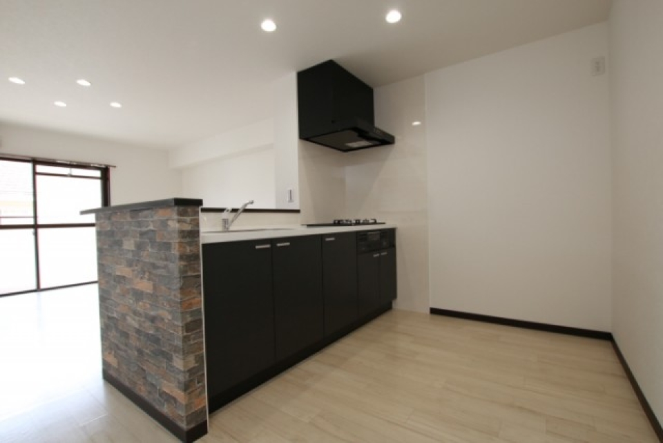 3口のガスコンロにグリル付きの対面キッチン