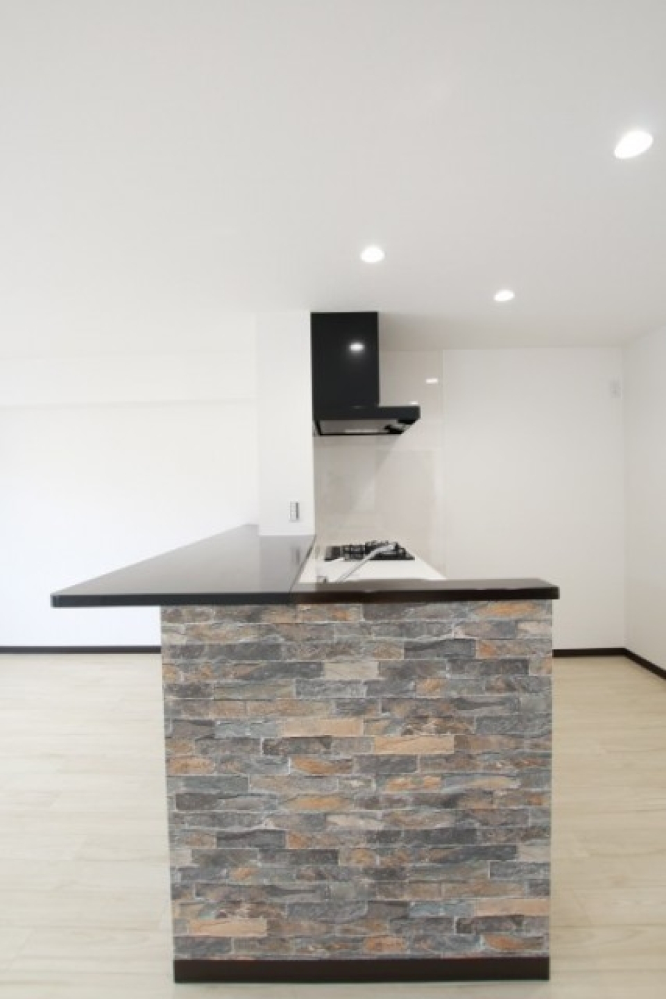 カウンター広めです