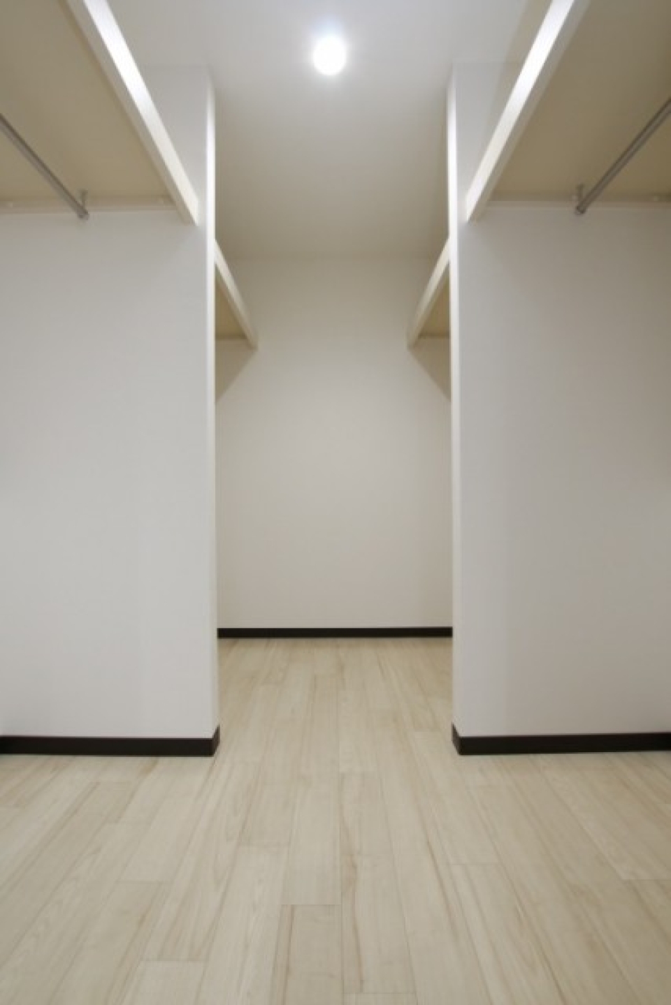 4.5帖の容量大のウォークインクローゼット。4区画に仕切ってあるので収納しやすい