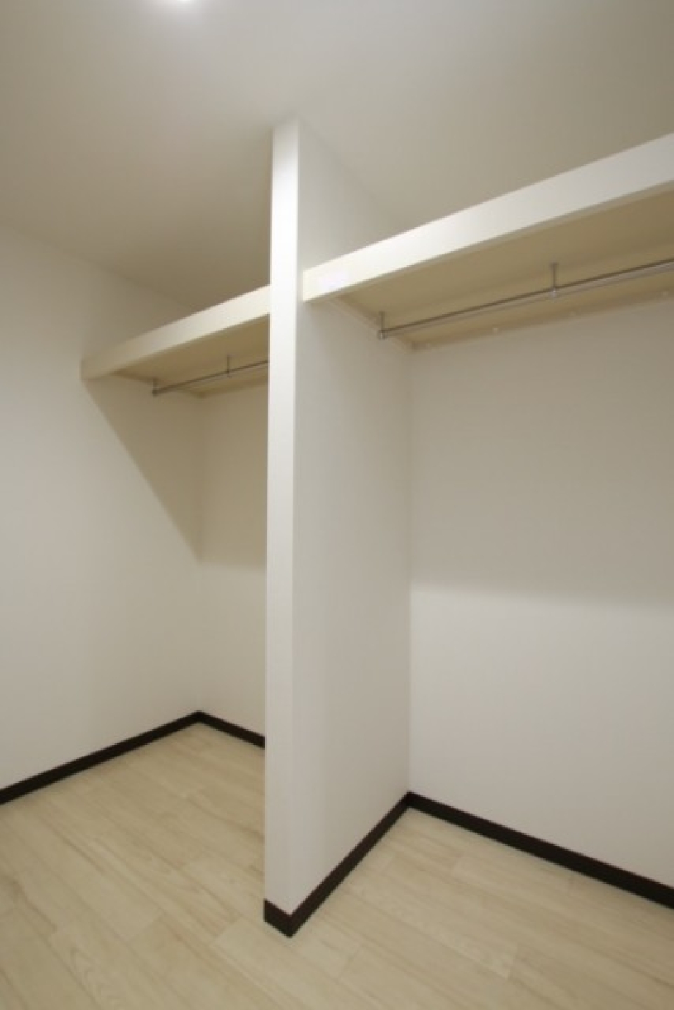 すべての区画にハンガーパイプが付いている