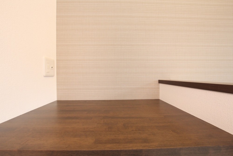 デスクにはしっかり電力供給源が準備されている。