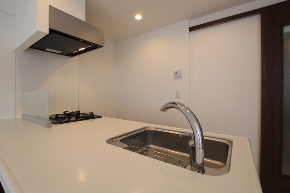 キッチンは3口コンロのグリル付き。