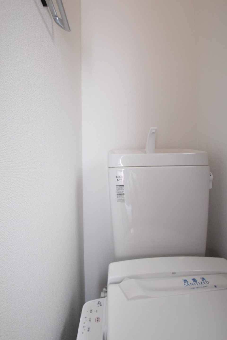 トイレ内は白１色、シャワートイレ付いてますよ。