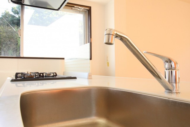 角部屋の特権、+&alpha;の窓でキッチンスペースにも採光が...。