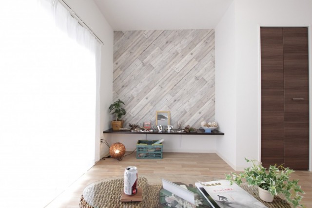 古材風の木目が斜めなのがまたかっこいい。