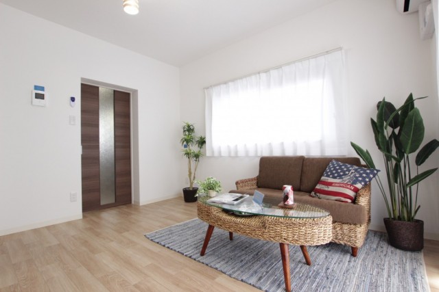 キッチンへの扉は一部すりガラス。採光OK。