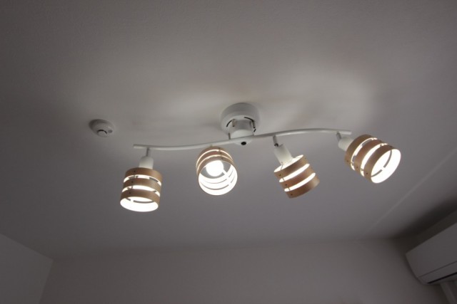 こんなオシャレな照明付き。リモコン操作できます。