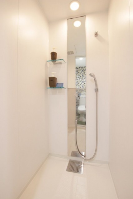 全身チェックできちゃうシャワーブース。