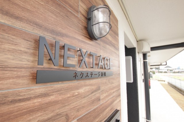 この下にポストがあり。忙しいあなたに嬉しい宅配ＢＯＸ付き。