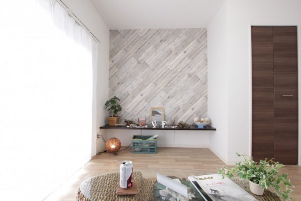 古材風の木目が斜めなのがまたかっこいい。