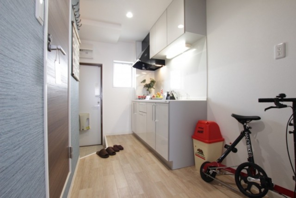 キッチン横は冷蔵庫以外も棚が置けそうなスペースあります。