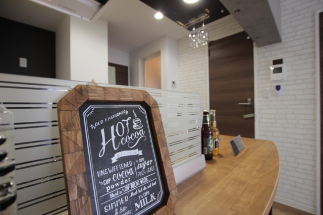 昼はCAFE。夜はBar。