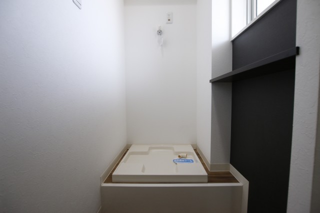 洗濯機置き場は玄関入ってすぐ左！