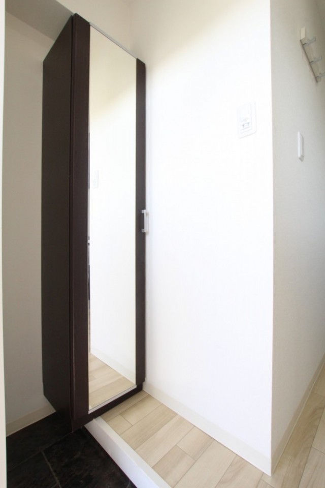 姿見の付いた大きなシューズBOXのある玄関。