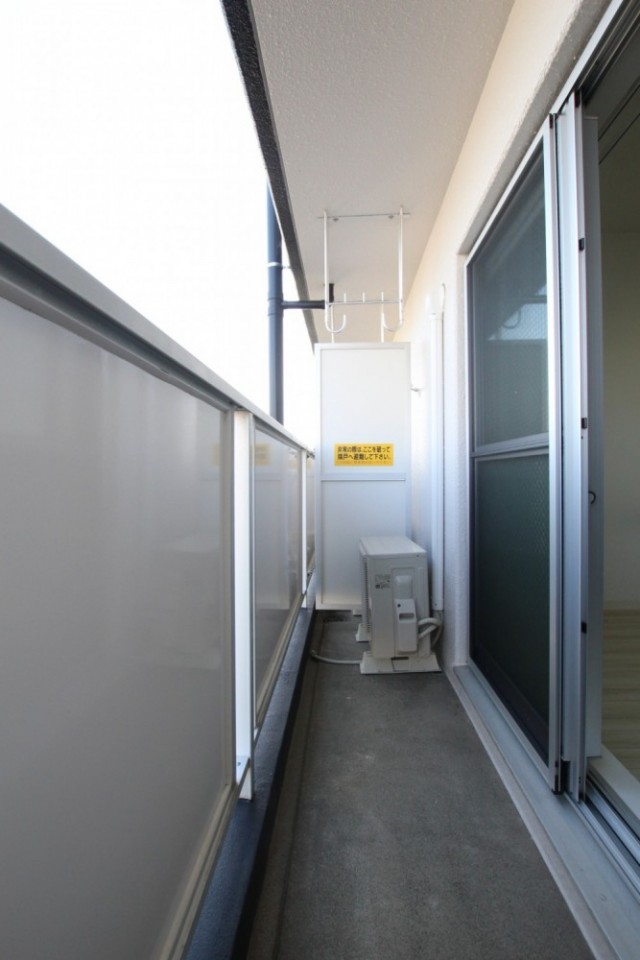 単身用にしては広めのバルコニー、洗濯物のたくさん干せる。